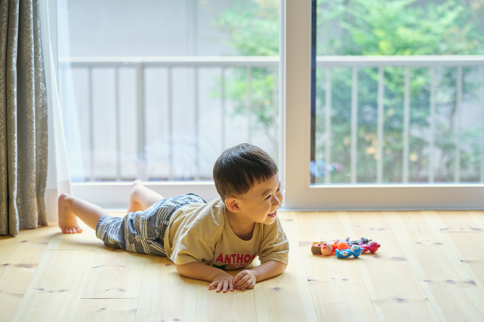 無垢フローリングで寝転がる男の子