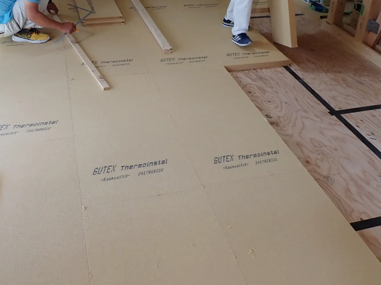 Natulife Homes｜施工日記｜新築工事・豊川市H様邸｜床に断熱材「ECO断フロア」を施工しました