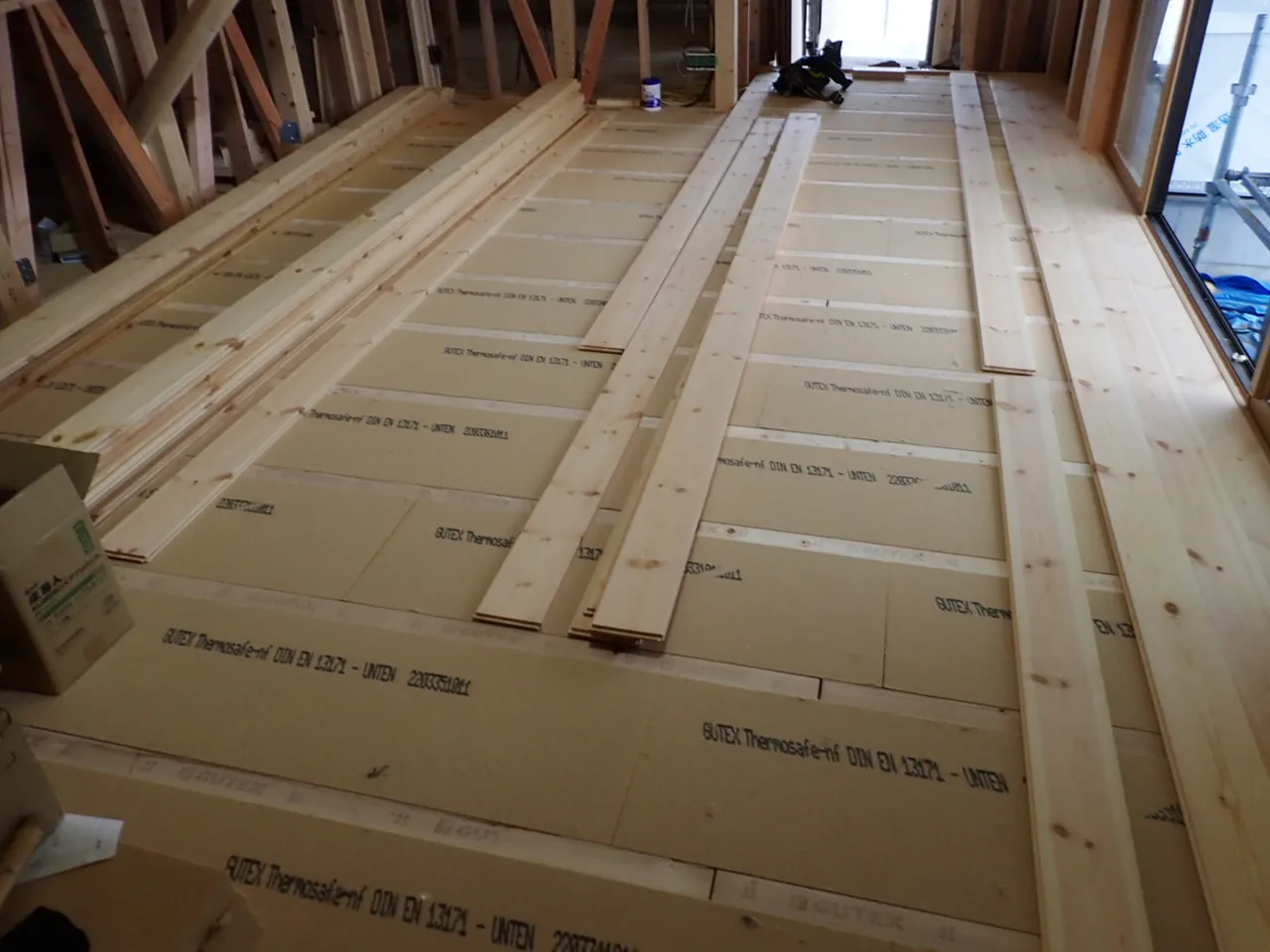 Natulife Homes｜施工日記｜新築工事・豊川市H様邸｜床に断熱材「ECO断フロア」を施工しました