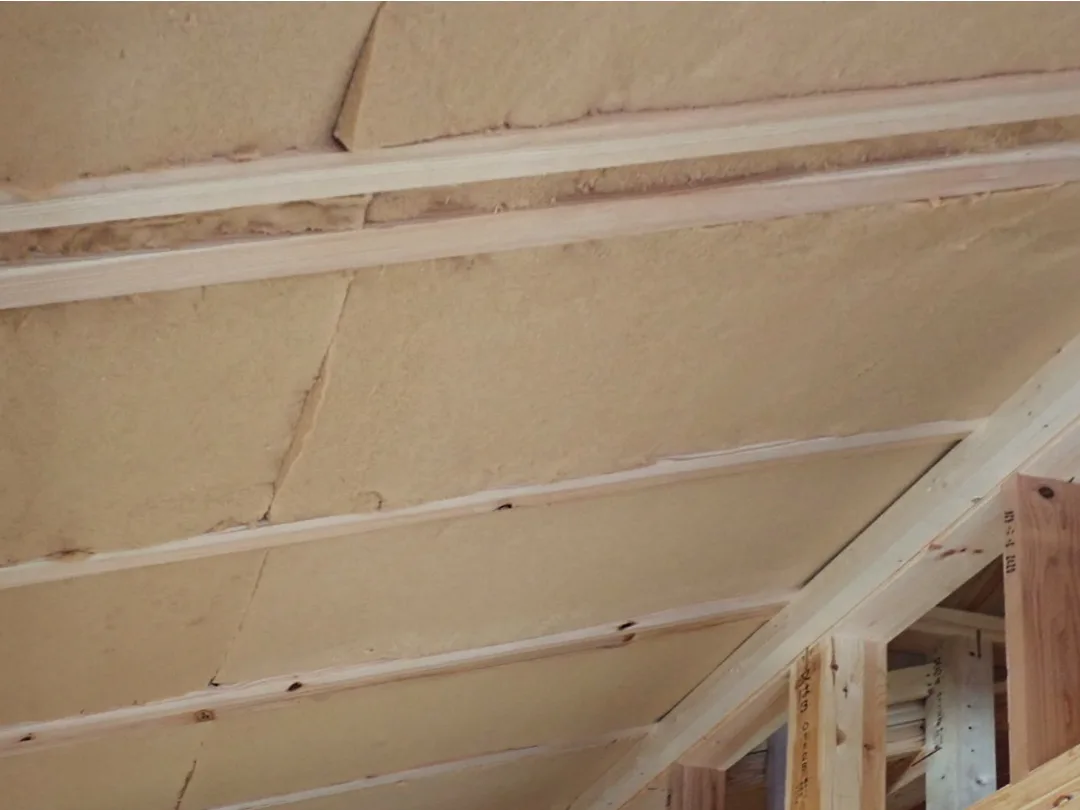 Natulife Homes｜施工日記｜新築工事・豊川市H様邸｜屋根に断熱材「ECO断フロア」を施工しました