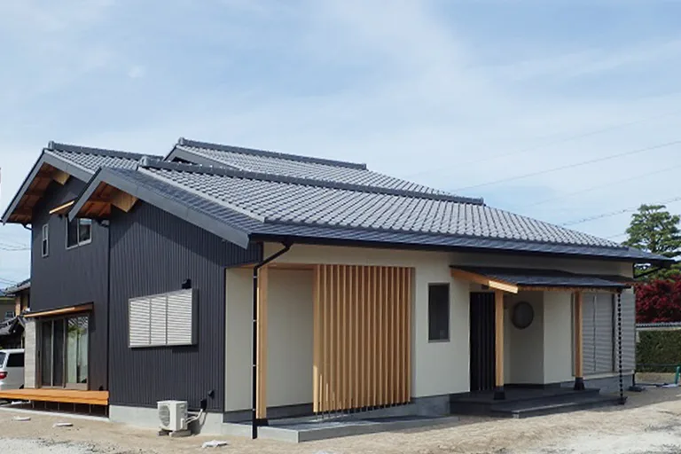 Natulife Homes施工事例｜縦格子がアクセントの和モダンの家