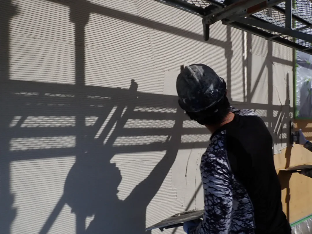 Natulife Homes｜施工日記｜新築工事・豊川市H様邸｜外壁の断熱材の上に外壁塗装を行いました