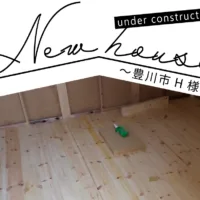 Natulife Homes｜施工日記｜新築工事・豊川市H様邸｜床の断熱材の上に “無垢の床板” を貼りました