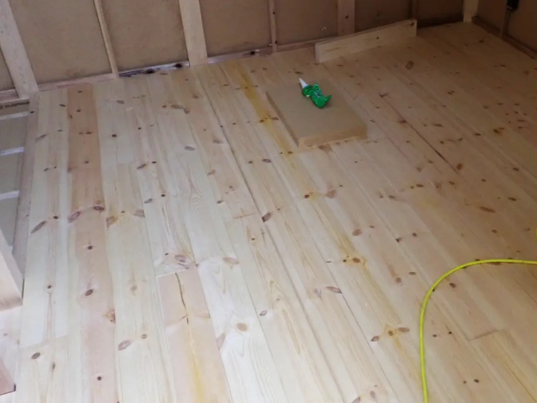 Natulife Homes｜施工日記｜新築工事・豊川市H様邸｜床の断熱材の上に “無垢の床板” を貼りました