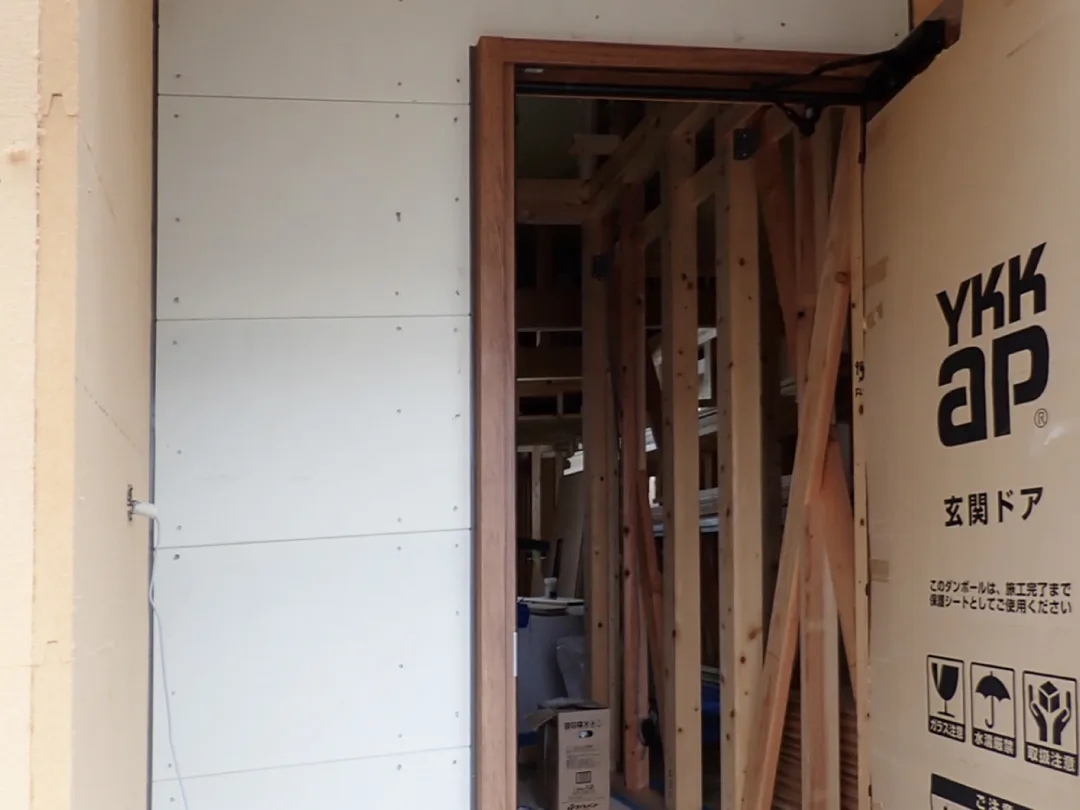 Natulife Homes｜施工日記｜新築工事・豊川市H様邸｜玄関まわり施工の様子