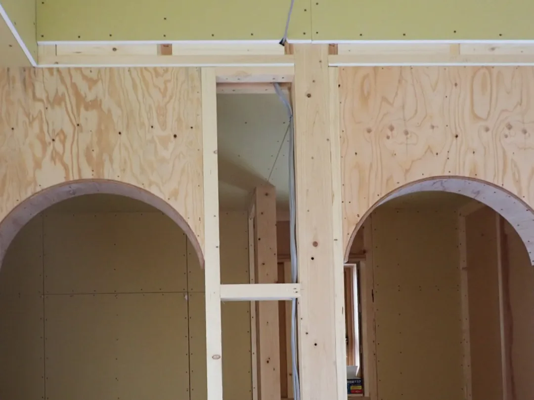 Natulife Homes｜施工日記｜新築工事・豊川市H様邸｜オシャレなアーチ壁施工の様子