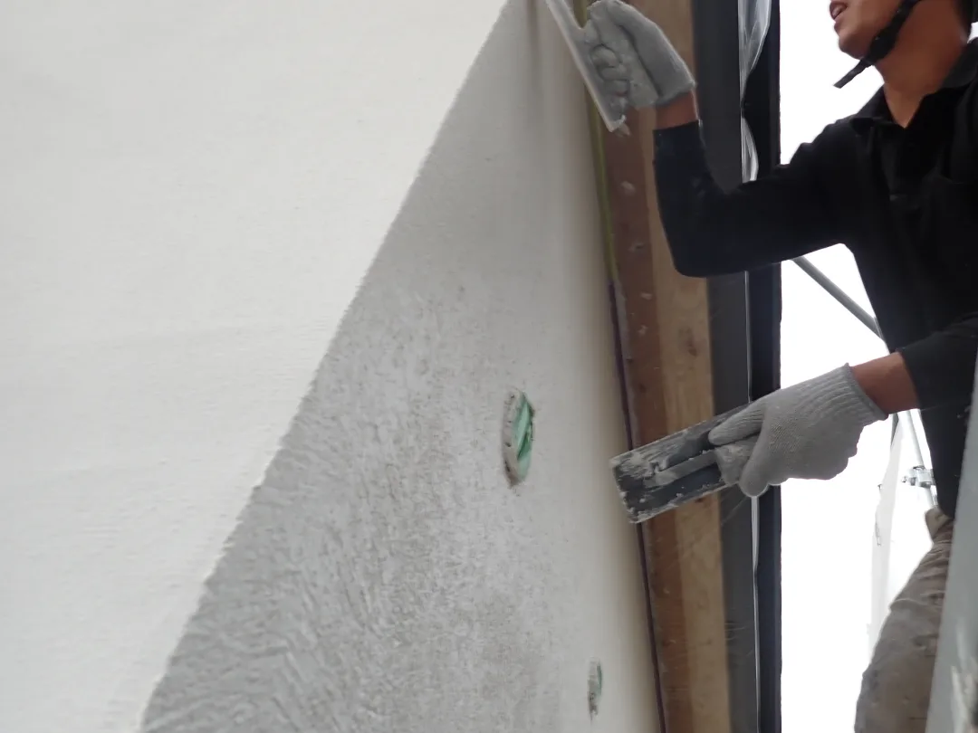 Natulife Homes｜施工日記｜新築工事・豊川市H様邸｜ルタル外壁塗装最終の仕上げ塗装を行いました！