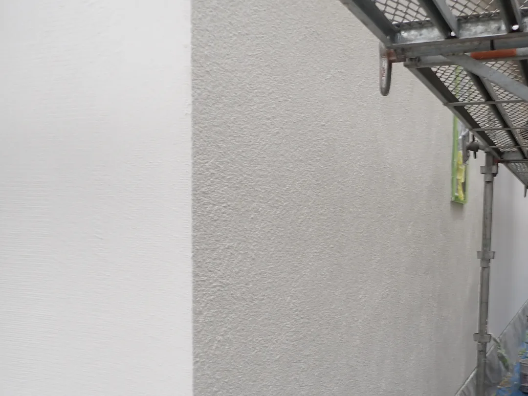 Natulife Homes｜施工日記｜新築工事・豊川市H様邸｜ルタル外壁塗装最終の仕上げ塗装を行いました！