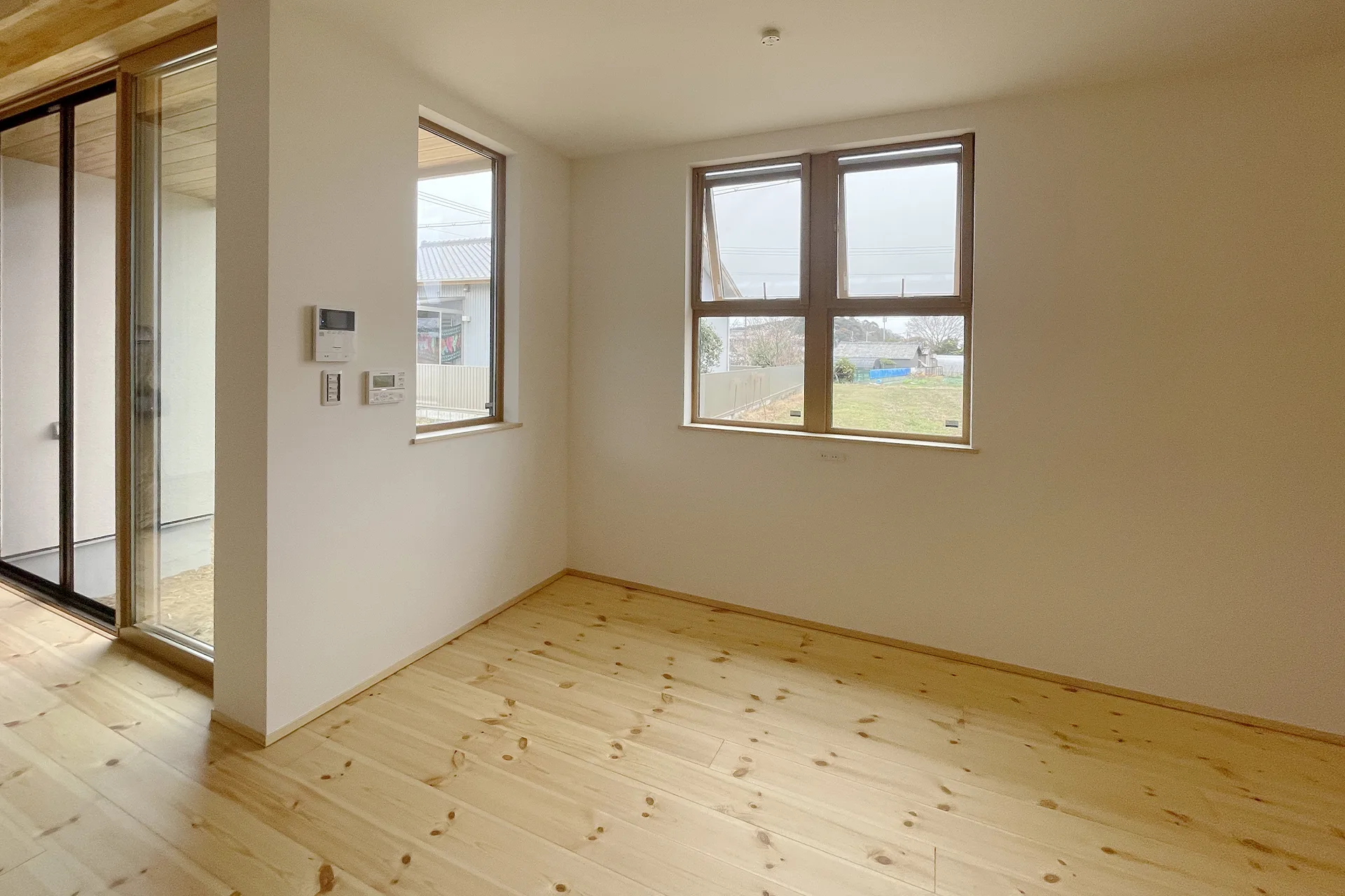 Natulife Homes｜施工事例｜H様邸｜白壁と木のぬくもり 陽だまりをまとう南仏スタイルの家