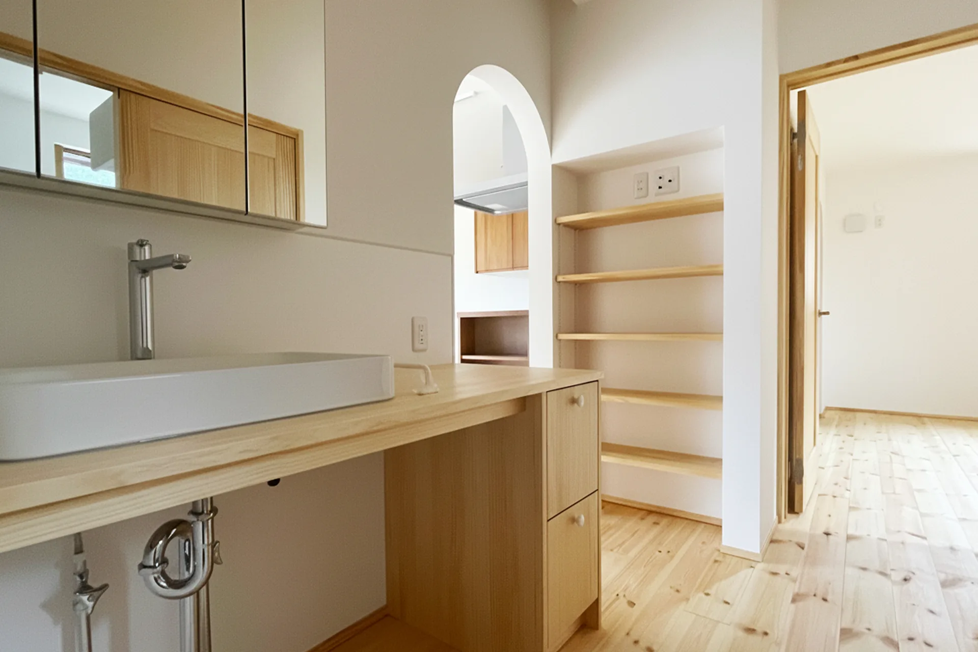 Natulife Homes｜施工事例｜H様邸｜白壁と木のぬくもり 陽だまりをまとう南仏スタイルの家