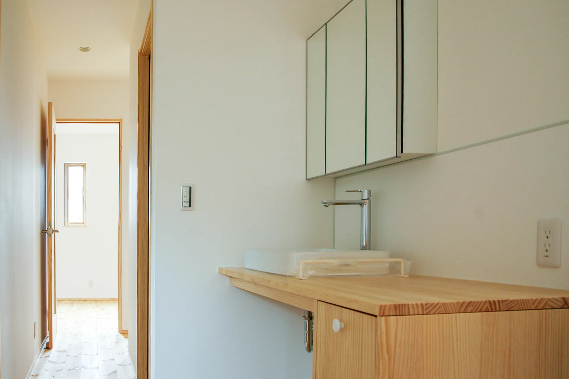 Natulife Homes｜施工事例｜H様邸｜白壁と木のぬくもり 陽だまりをまとう南仏スタイルの家