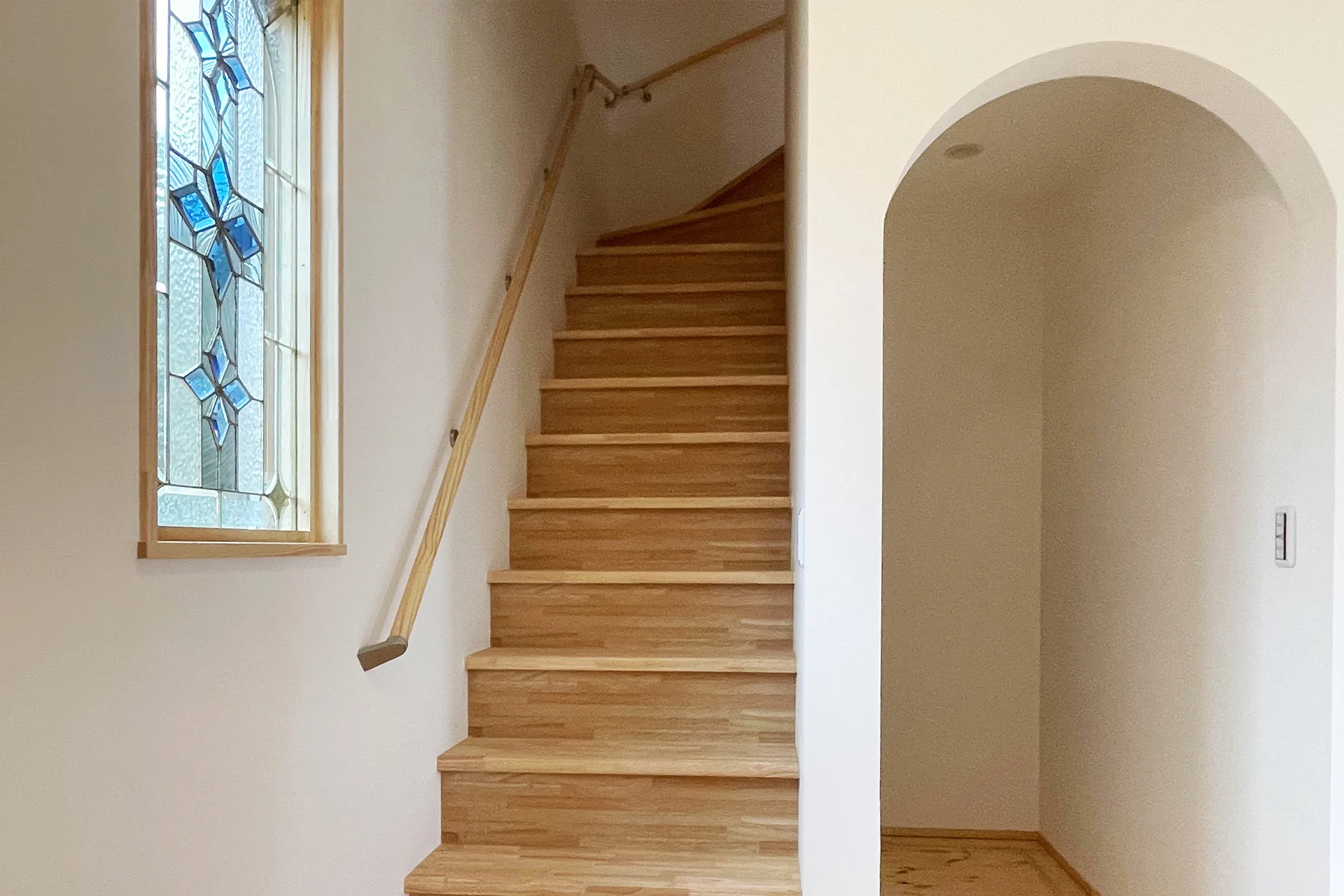 Natulife Homes｜施工事例｜H様邸｜白壁と木のぬくもり 陽だまりをまとう南仏スタイルの家