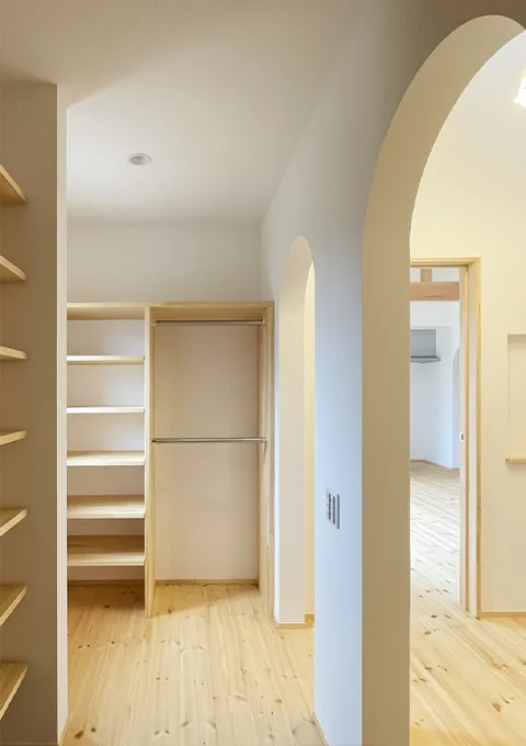 Natulife Homes｜施工事例｜H様邸｜白壁と木のぬくもり 陽だまりをまとう南仏スタイルの家