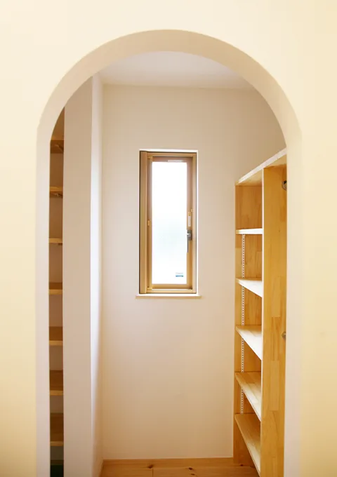 Natulife Homes｜施工事例｜H様邸｜白壁と木のぬくもり 陽だまりをまとう南仏スタイルの家