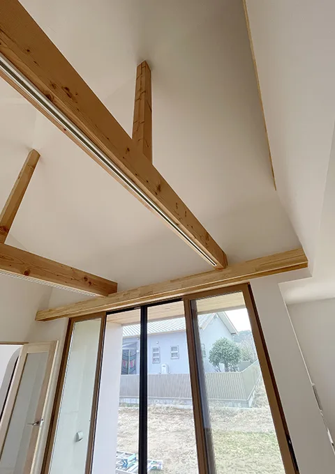 Natulife Homes｜施工事例｜H様邸｜白壁と木のぬくもり 陽だまりをまとう南仏スタイルの家